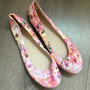 Flat mesh shoes, cute flowery design, never worn, size 6.5